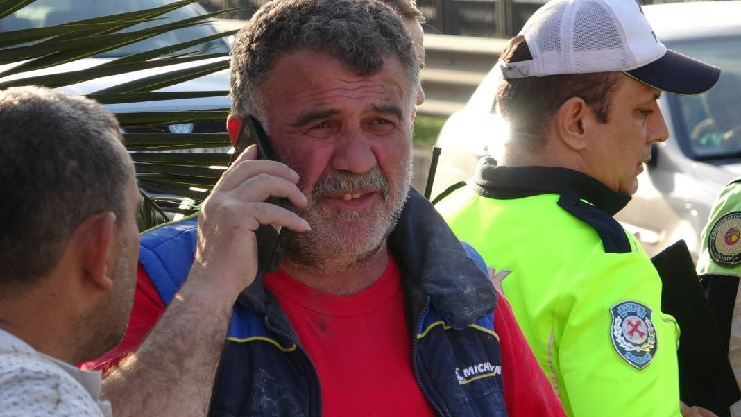 TIR’ın taşıdığı kamyon kasası köprüye sıkıştı - Resim: 2